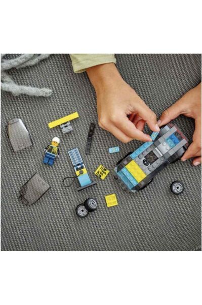 LEGO City Elektrikli Spor Araba 60383 - 5 Yaş ve Üzeri Çocuklar için Oyuncak Şarj İstasyonu ve Sürücü Minifigürü İçeren Oyuncak Yapım Seti (95 Parça)