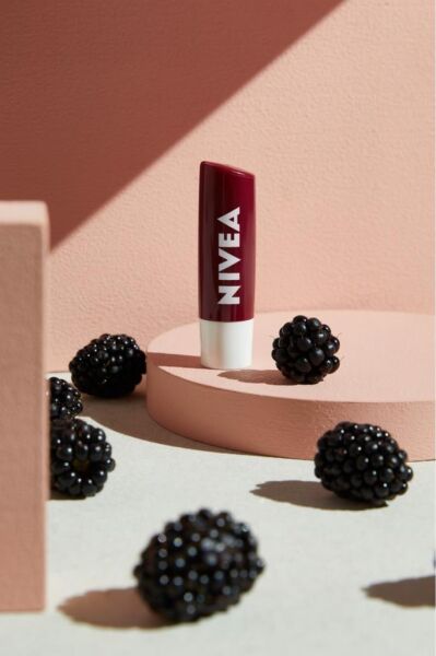 Nivea Bakım Yapan Dudak Bakım Kremi Black Berry 4,8 gr